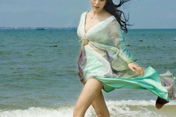 The village chief's food is coming! Just then Xiaohua, carrying a dish, came shouting.